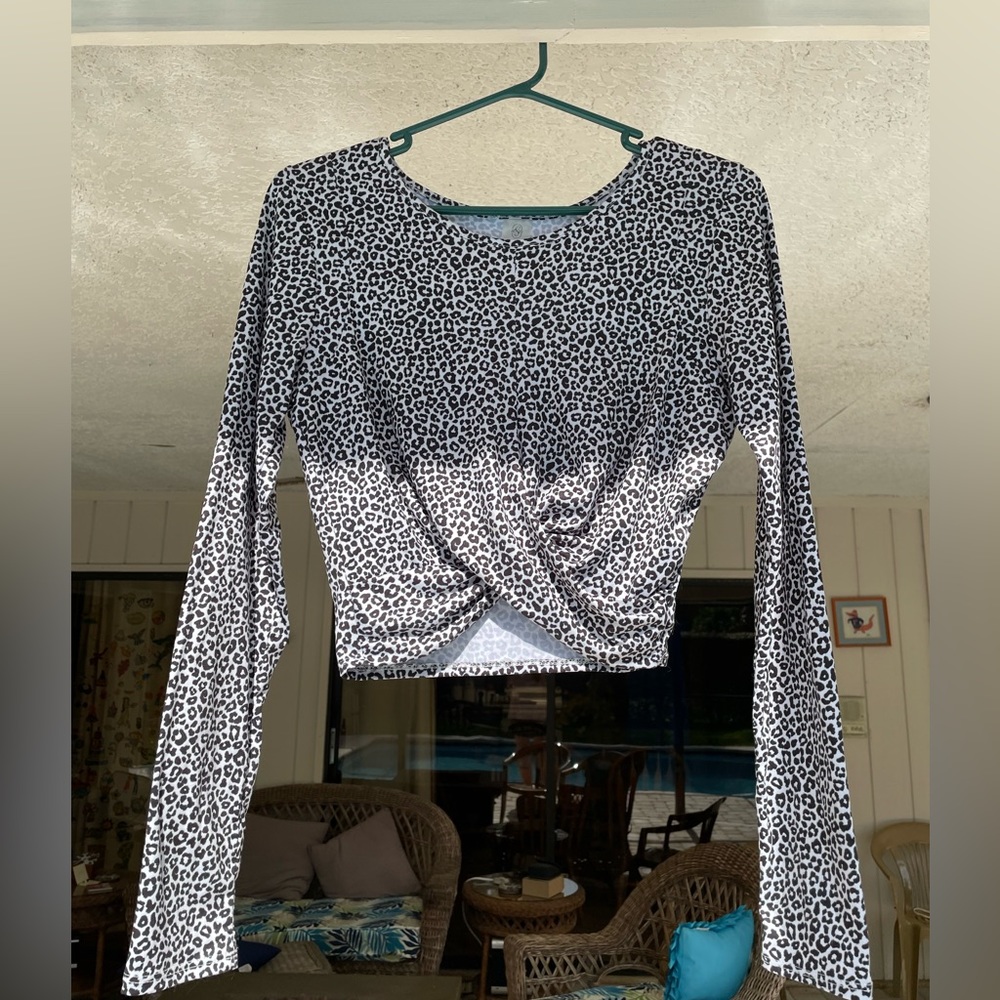 Beautiful, soft, cheeta print athletic top from Altar’d State!🖤